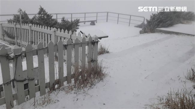 白色世界！玉山今早降雪積雪達2公分