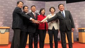 民進黨台南市長初選　6選將電視交鋒參加民進黨內台南市長初選的6名參選人，台南市黨部主委顏純左（左起）、立委黃偉哲、前民進黨副秘書長李俊毅、立委葉宜津、陳亭妃、王定宇合影，26日下午出席在民視舉辦的電視政見發表會。（立委葉宜津提供）中央社記者楊思瑞台南傳真　107年2月26日