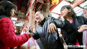 侯友宜江怡臻義賣空心菜 侯友宜團隊提供