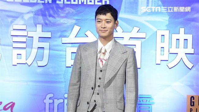 姜棟元來台寵粉　不惜冒雨也要簽名！