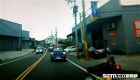 大力按碟煞…機車失控撞電線桿　女騎士安全帽飛出爆頭亡
圖／翻攝畫面