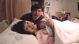 竇智孔,瑋瑋,大福,全家福。（翻攝自YouTube）