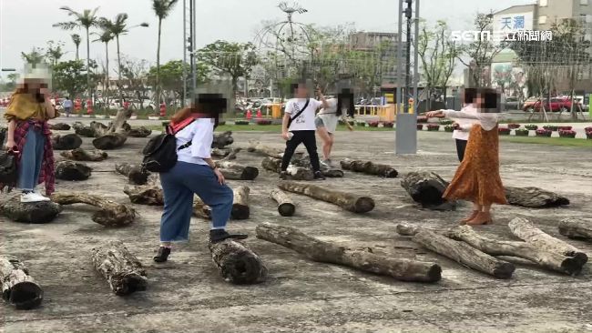 公德心呢？民為拍美照踩踏木頭毀藝術