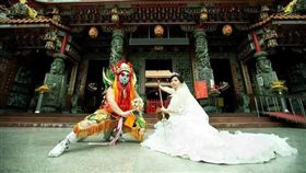 官將首婚紗照（圖／翻攝自爆廢公社）