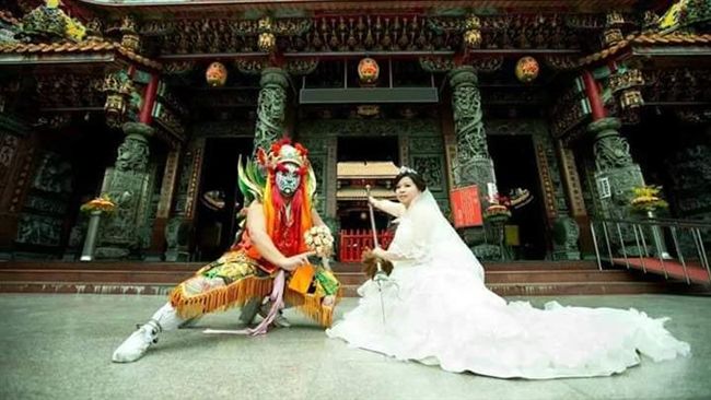 官將首捧花獻妻　霸氣婚紗照閃翻網友