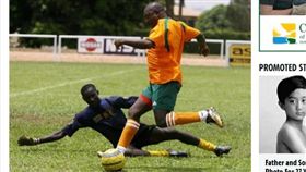 東非國家蒲隆地總統恩庫倫齊薩（Pierre Nkurunziza）踢足球（圖／翻攝自太陽報）