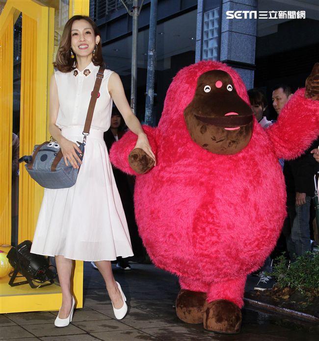 時尚媽咪范瑋琪變身表情后，挑戰秒速變臉即興演繹超潮。（記者邱榮吉/攝影）