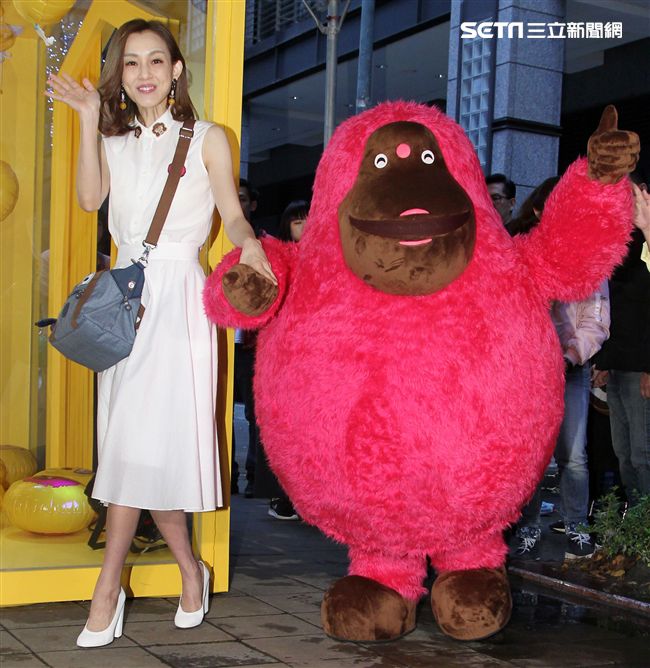 時尚媽咪范瑋琪變身表情后，挑戰秒速變臉即興演繹超潮。（記者邱榮吉/攝影）