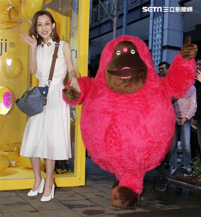 時尚媽咪范瑋琪變身表情后，挑戰秒速變臉即興演繹超潮。（記者邱榮吉/攝影）