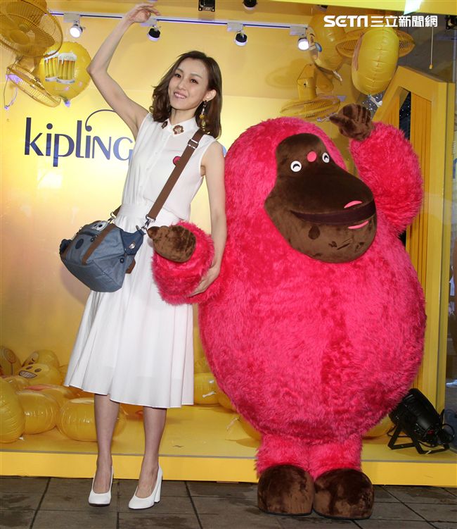 時尚媽咪范瑋琪變身表情后，挑戰秒速變臉即興演繹超潮。（記者邱榮吉/攝影）