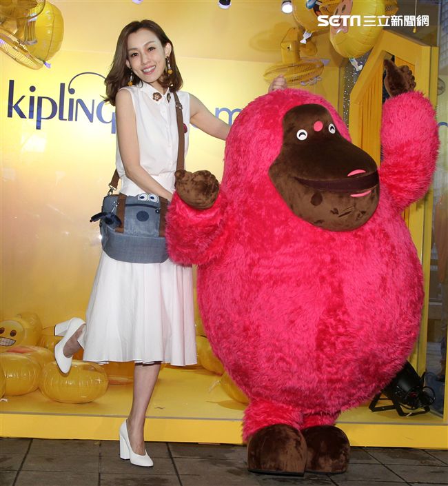 時尚媽咪范瑋琪變身表情后，挑戰秒速變臉即興演繹超潮。（記者邱榮吉/攝影）