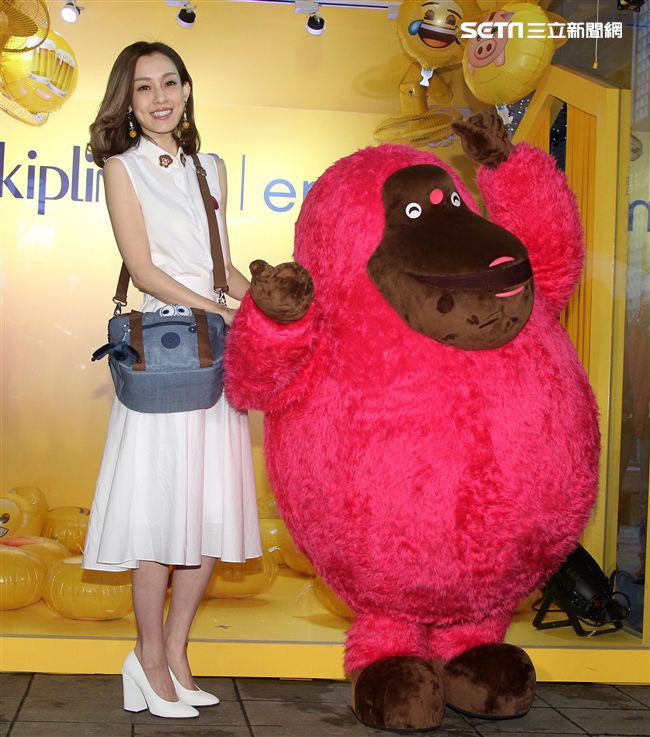 時尚媽咪范瑋琪變身表情后，挑戰秒速變臉即興演繹超潮。（記者邱榮吉/攝影）