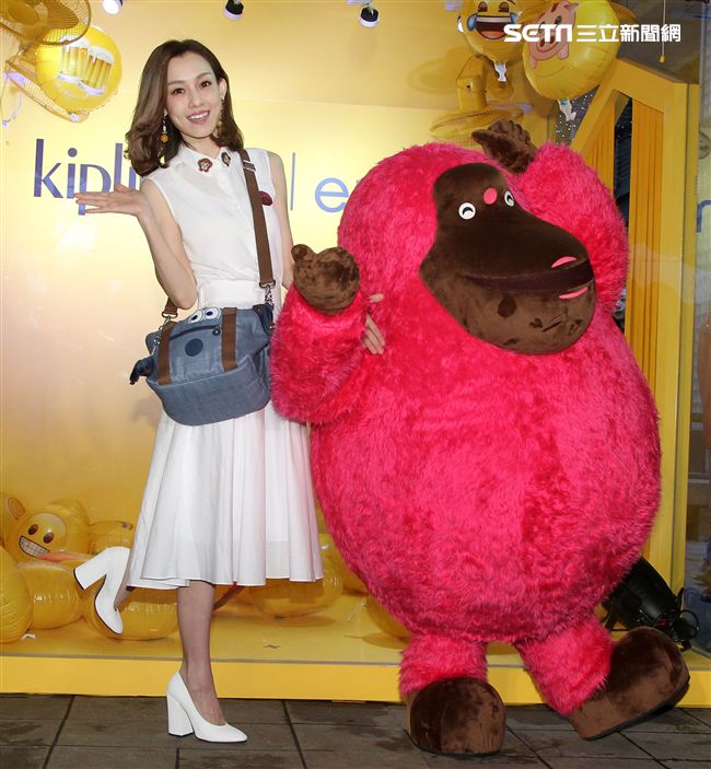 時尚媽咪范瑋琪變身表情后，挑戰秒速變臉即興演繹超潮。（記者邱榮吉/攝影）