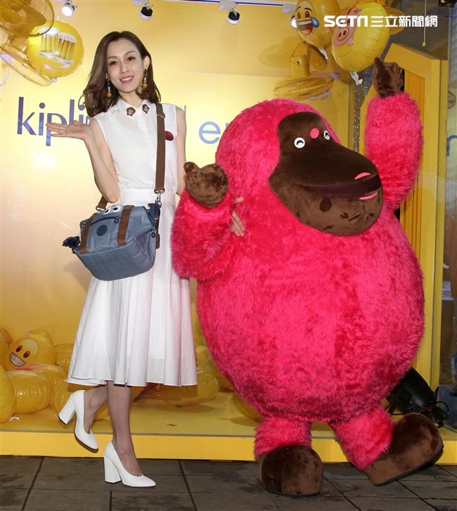 時尚媽咪范瑋琪變身表情后，挑戰秒速變臉即興演繹超潮。（記者邱榮吉/攝影）