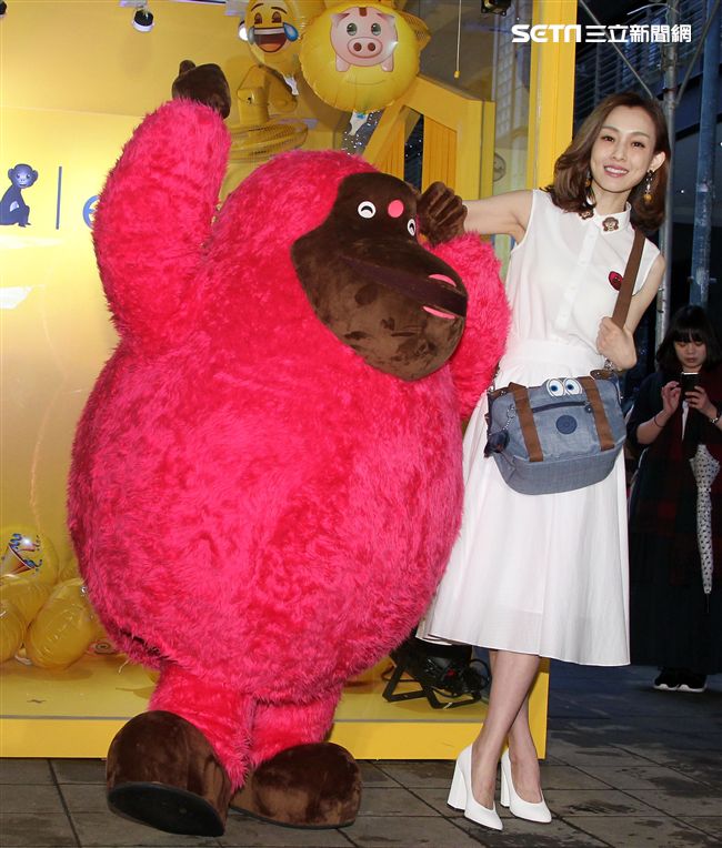 時尚媽咪范瑋琪變身表情后，挑戰秒速變臉即興演繹超潮。（記者邱榮吉/攝影）