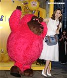 時尚媽咪范瑋琪變身表情后，挑戰秒速變臉即興演繹超潮。（記者邱榮吉/攝影）