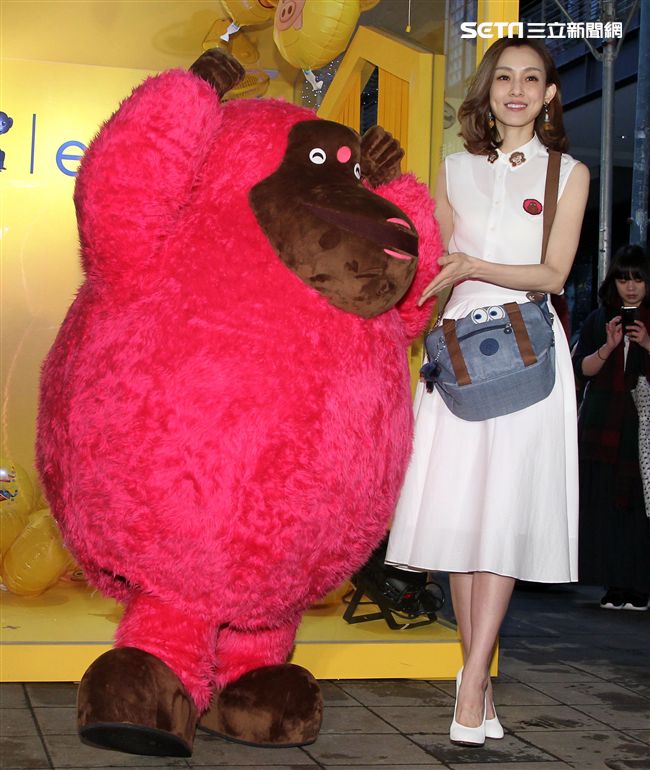 時尚媽咪范瑋琪變身表情后，挑戰秒速變臉即興演繹超潮。（記者邱榮吉/攝影）