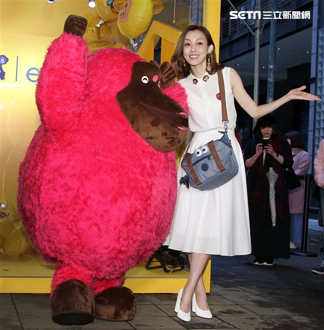 時尚媽咪范瑋琪變身表情后，挑戰秒速變臉即興演繹超潮。（記者邱榮吉/攝影）