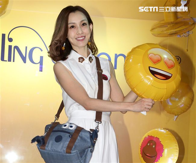 時尚媽咪范瑋琪變身表情后，挑戰秒速變臉即興演繹超潮。（記者邱榮吉/攝影）