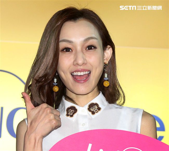 時尚媽咪范瑋琪變身表情后，挑戰秒速變臉即興演繹超潮。（記者邱榮吉/攝影）