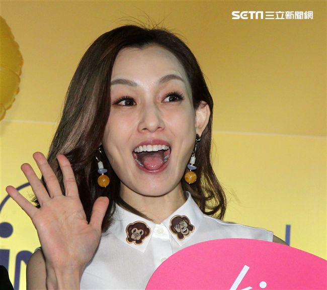 時尚媽咪范瑋琪變身表情后，挑戰秒速變臉即興演繹超潮。（記者邱榮吉/攝影）