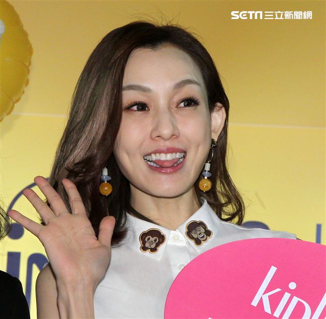 時尚媽咪范瑋琪變身表情后，挑戰秒速變臉即興演繹超潮。（記者邱榮吉/攝影）