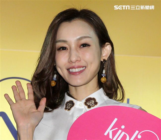 時尚媽咪范瑋琪變身表情后，挑戰秒速變臉即興演繹超潮。（記者邱榮吉/攝影）