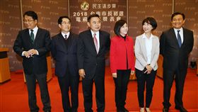 民進黨台南市長初選政見會　參選人合影民進黨台南市長初選，26日在民視進行最後一場電視政見發表會，參選人台南市黨部主委顏純左（左起）、立委黃偉哲、民進黨前副秘書長李俊毅、立委葉宜津、陳亭妃、王定宇合影。中央社記者施宗暉攝　107年2月26日
