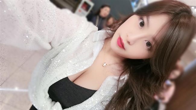 沒穿胸罩遭網友譏笑　辣模硬起來提告