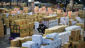 台北果菜到貨正常  可望價量穩定台北果菜批發市場休市3天到7日為止，晚間蔬果持續到貨，農委會農糧署預估8日蔬菜交易量將在2500公噸左右，交易均價可望維持每公斤新台幣18元以上。中央社記者孫仲達攝　107年3月8日-果菜市場-大盤-盤商-中盤-