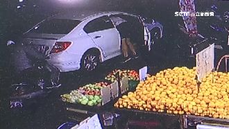 男下車掉錢包　阿伯假搭訕腳一踩偷走