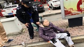 大陸女警用自己的膝蓋作為跌倒老婆婆的靠背（圖／翻攝自《澎湃新聞》）
