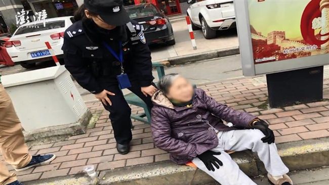 女警用膝蓋支撐跌倒老人　網友好感動