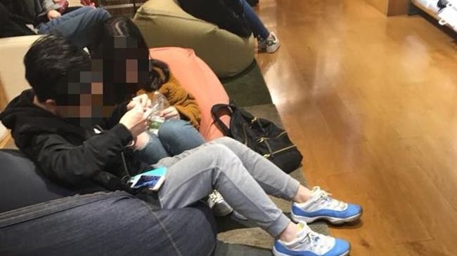 這對情侶無極限　店內懶骨頭都要放閃