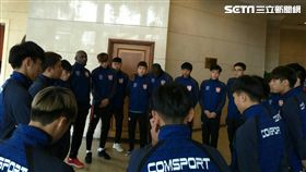 ▲航源FC總教練洪慶懷在離開澳門之前向球員精神喊話。（圖／記者林辰彥攝影）