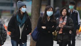 冷氣團發威中央氣象局指出，6日受到大陸冷氣團影響，清晨是此波冷氣團氣溫最低的時候，北台灣低溫約在攝氏13至14度。中央社記者徐肇昌攝  106年12月6日