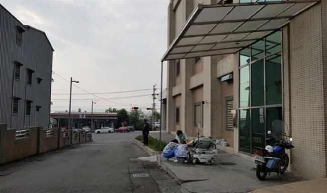 老人傷口長蛆　護理師蹲床邊幫他洗腳