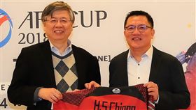 ▲航源FC球團特地邀請專業團隊設計全新球衣，圖為行員林湧成致贈輔大校長江漢聲球衣。（圖／航源FC提供）