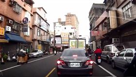 暖心! 不顧上學遲到 國中生幫拾荒婦推車（圖／翻攝陳美蓉YouTube）