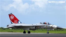 我國自行研發經國號戰機（IDF）彩繪單機特技操演。（記者邱榮吉/攝影）