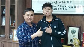 拾金不昧遭誤認為賊　學生：還會持續做好事基隆高中學生黃至慶（右）與友人日前拾獲他人錢包後雖送往警局，但一度遭失主誤認為竊賊，所幸溝通確認後還他清白。黃至慶8日接受校長表揚拾金不昧，並表示以後還是會繼續做好事。（基隆高中提供）中央社記者沈如峰基隆傳真　107年3月8日