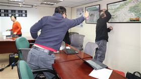 抗議者闖獨派記者會　蔡丁貴被噴灑生髮劑
獨派團體9日在台灣北社舉行「慈湖潑漆暨遭拘提暨相
關言論遭封殺」記者會，有抗議者（中）闖入會場，朝
自由台灣黨主席蔡丁貴（右）噴灑生髮劑。
中央社記者裴禛攝　107年3月9日