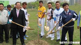 中華職棒舉辦植樹節活動。（圖／記者王怡翔攝）