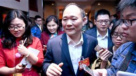 吉利遭爆收購賓士資金為國資　李書福是領導最愛陸媒騰訊網財經專欄「棱鏡」27日爆料，直指中國吉利集團收購德國戴姆勒集團9.69%股份的資金，並非如吉利董事長李書福（中）所稱都來自境外，而是來自中國某地方國資與沄柏資本公司的支持。（中新社提供）中央社　107年2月27日