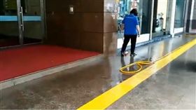 台北,南京東路,砍人,人行道,手機,糾紛,債務,監視器(圖/翻攝畫面)