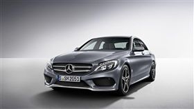 17／17與17／18 年式C-Class 車系有一年乙式保險含 100 萬零件險以及四年保養套裝提供。（圖／Mercedes-Benz提供）