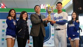 20180309 全家林志清副本部長致贈冠軍獎盃，祝福富邦悍將奪下總冠軍。