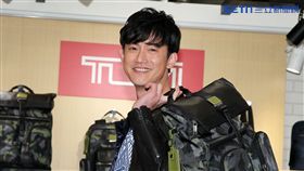 吳慷仁帥氣揹著旅行包想去冰島或西藏旅行。（記者邱榮吉/攝影）