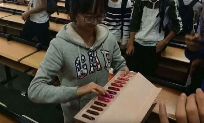 全班唯一女生成班寵　男生集體送禮