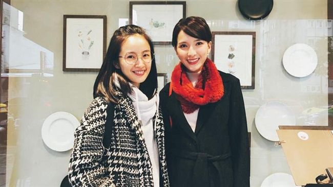 女神同框聚餐　糗！搞笑演出誰買單？